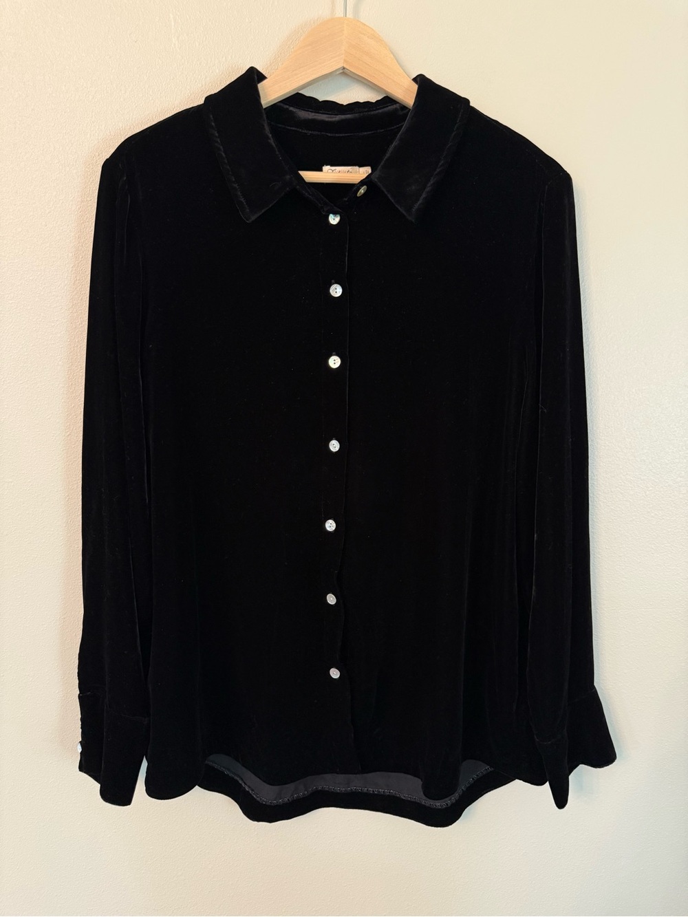 Faherty Stretch Silk Velvet Genevieve Shirt Black Size Large Button Front Blouse - Picture 3 of 8